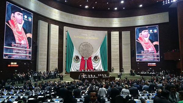 El presidente de la Mesa Directiva, Jesús Zambrano, llamó al orden a los legisladores.
