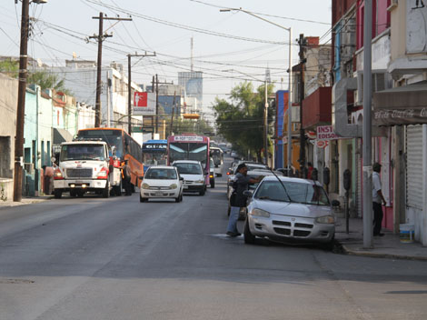 En este punto muchas personas toman el camión que los llevará a su trabajo o escuela.