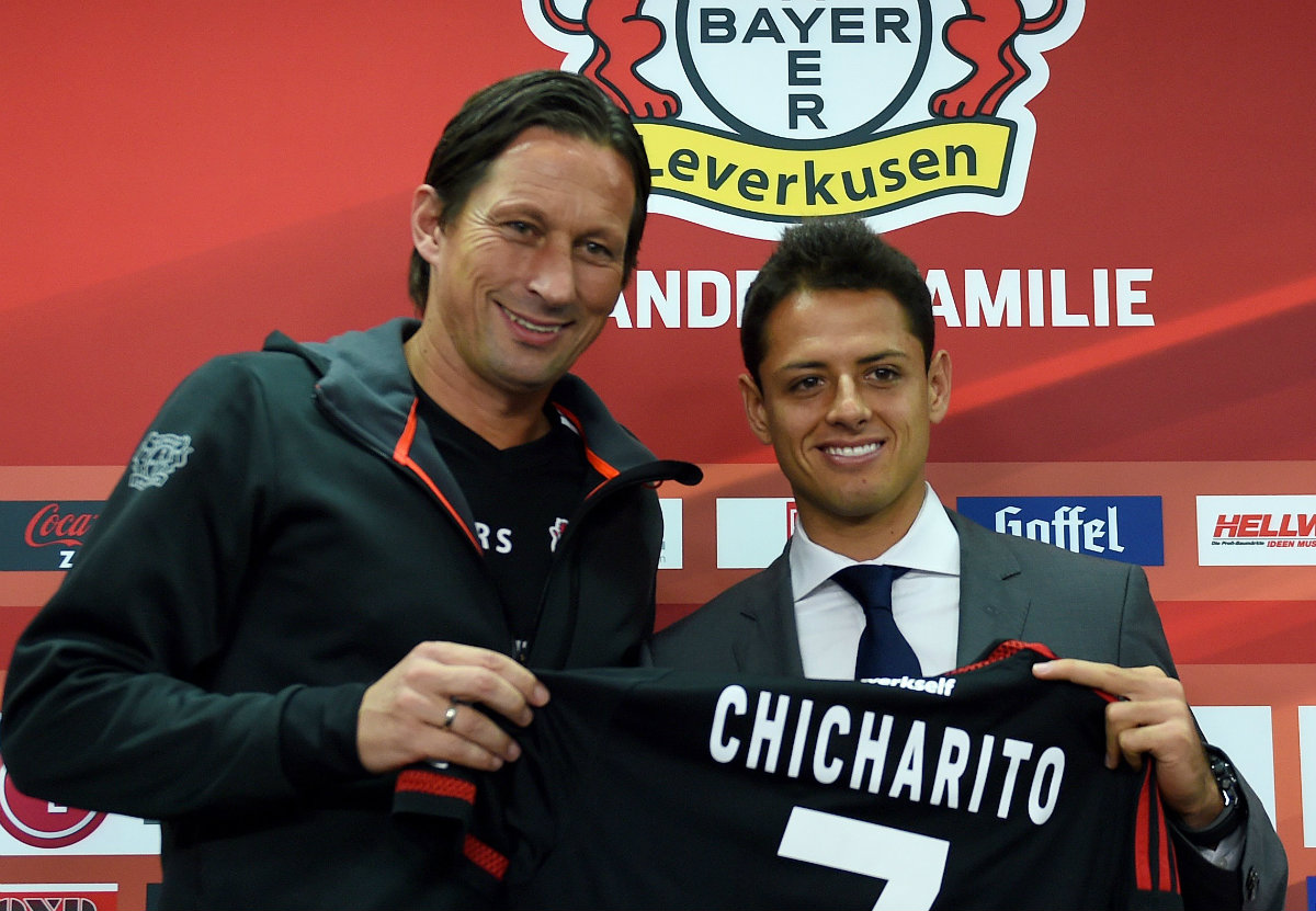 El técnico Roger Schmidt y Javier Hernández, quien portará el '7'