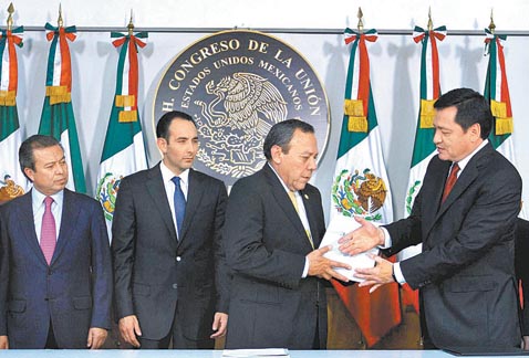 César Camacho, Roberto Gil, Jesús Zambrano y Miguel Ángel Osorio Chong en la entrega del documento.