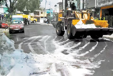 Continúa el retiro de hielo de las calles del municipio.