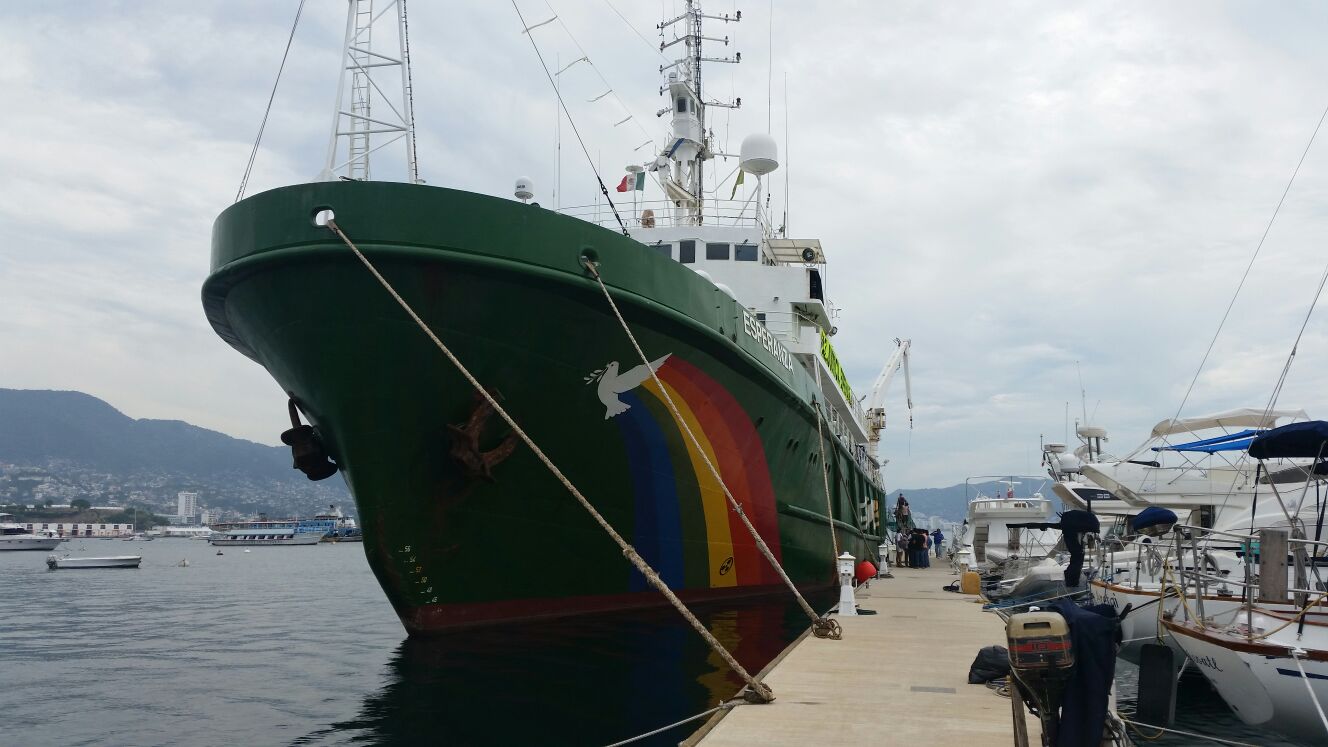El barco Esperanza está en el puerto de Acapulco.