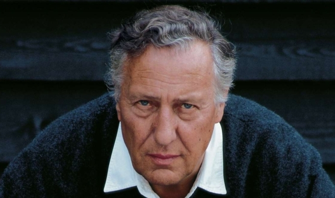 Frederick Forsyth, escritor británico de novelas de suspense, fue también un personaje novelesco al trabajar como espía para el Reino Unido