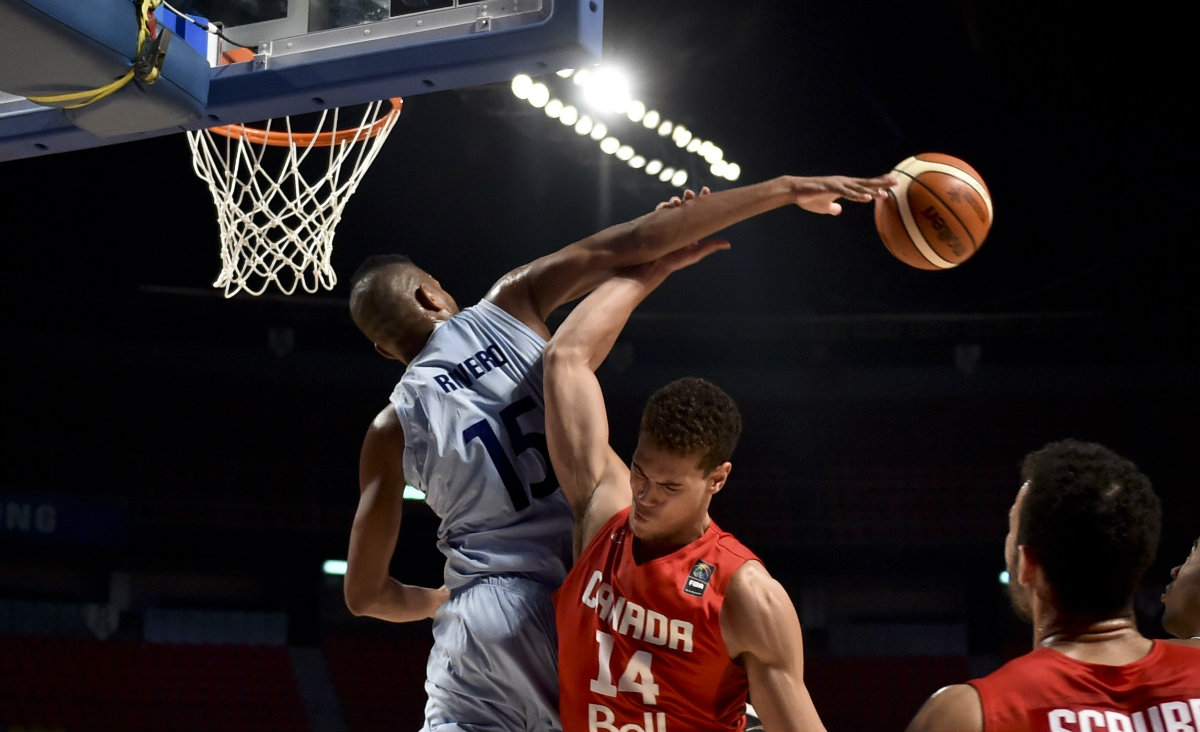Jasiel Rivero (Cuba) roba el balón a Dwight Powell