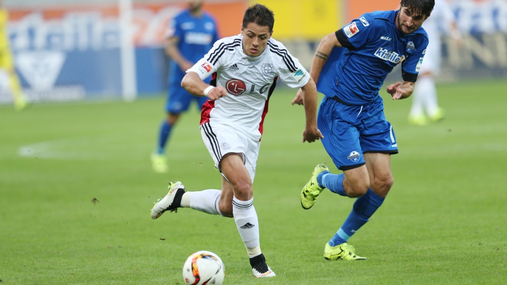 Javier Hernández, durante su primer partido con el Bayer Leverkusen