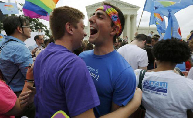 Dos jóvenes celebran la legalización del matrimonio homosexual ante el Tribunal Supremo en Washington el pasado junio