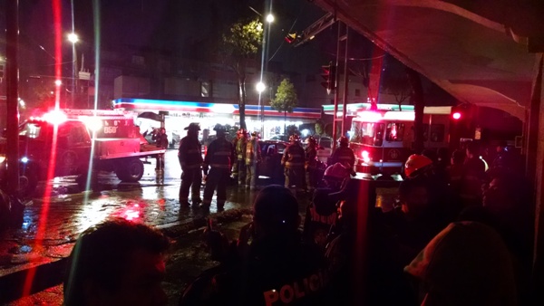 Dos mujeres murieron la madrugada de este miércoles, luego de que el auto en el que viajaban chocó contra un camión en la avenida Cuauhtémoc, a la alt