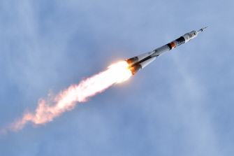 La nave espacial Soyuz TMA-18M, pocos momentos después de despegar del cosmódromo de Baikonur 