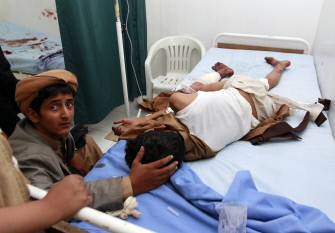 Un niño yemení consuela a otro niño herido en el atentado contra la mezquita chiita, en un hospital de Saná