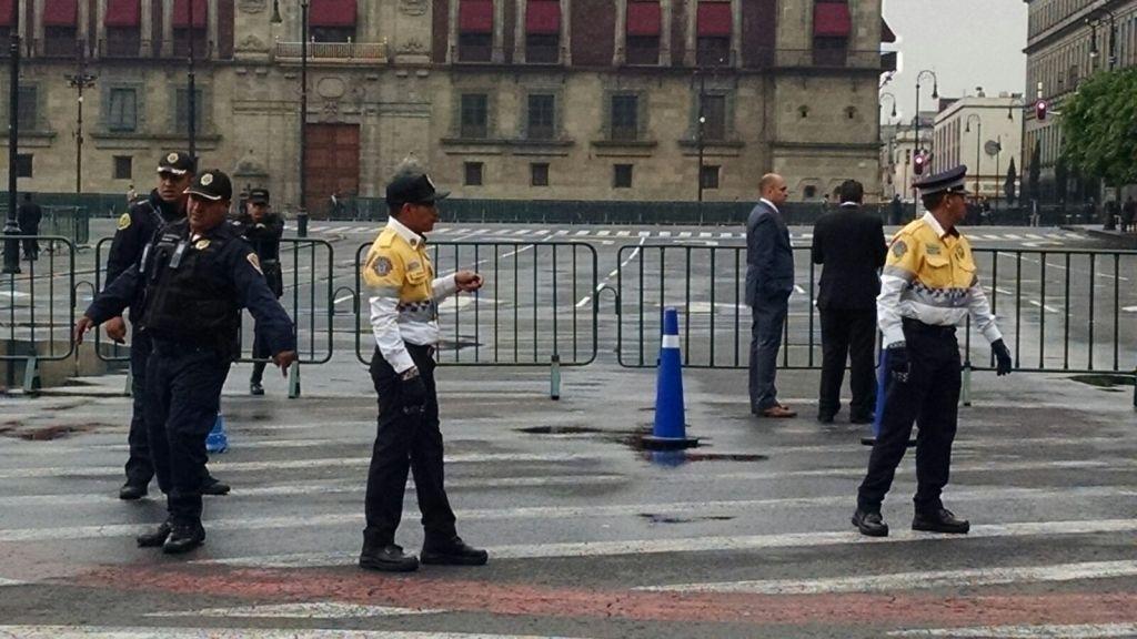 Policías resguardan los alrededores de Palacio Nacional.