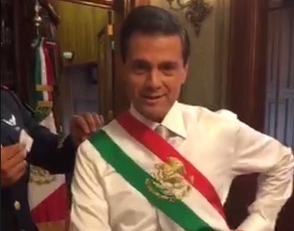 El Presidente transmitió por Periscope el momento en el que se colocó la banda presidencial.