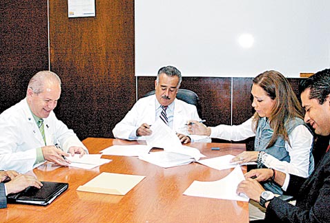 Representantes de ambas instituciones en la firma del acuerdo.