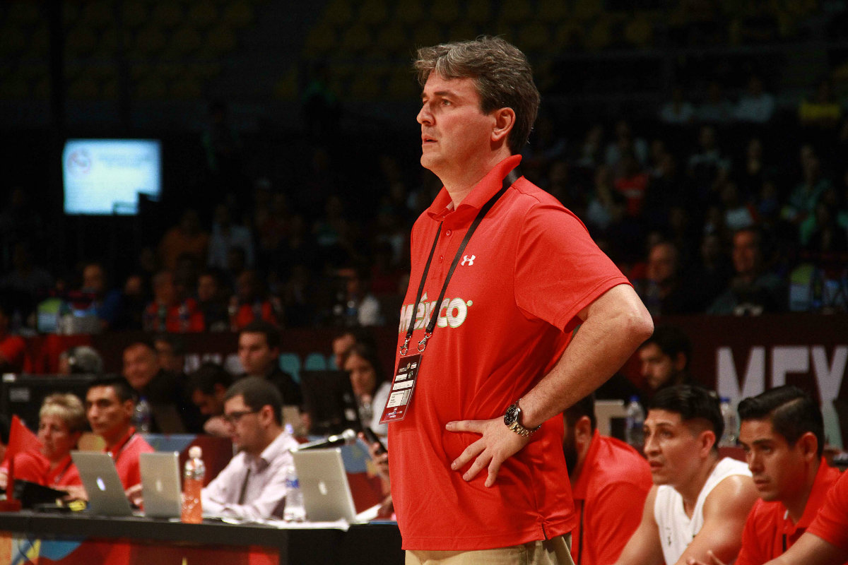 Sergio Valdeolmillos, entrenador de la selección mexicana de basquetbol 