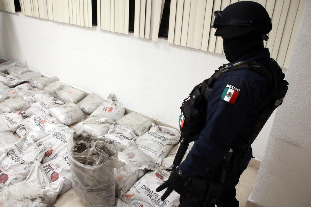 En el área de aduana se encontraron 40 costales, de 25 kilos cada uno, de clorhidrato de cocaína y cocaína base.