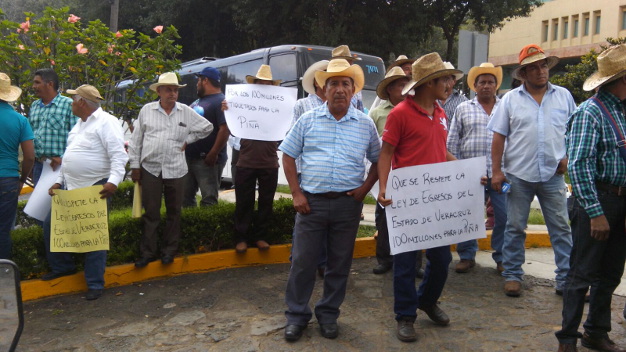 Los campesinos son encabezados por el diputado local Juan Cruz Elvira con quien reclaman la entrega de más de 100 millones de pesos de programas de ap