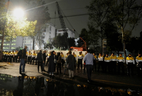 Diputados de Morena denunciaron que hubo violencia en el desalojo de inconformes con las obras de túnel en Río Mixcoac.