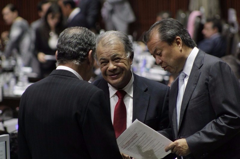 El dirigente del PT, Alberto Anaya, buscaba el apoyo del coordinador de los diputados del PRI, César Camacho, para conformar un noveno grupo parlament