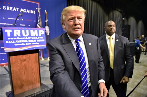 Donald Trump saluda a sus seguidores después de hablar en un acto político en el TD Convention Center de Greenville, Carolina del Sur 