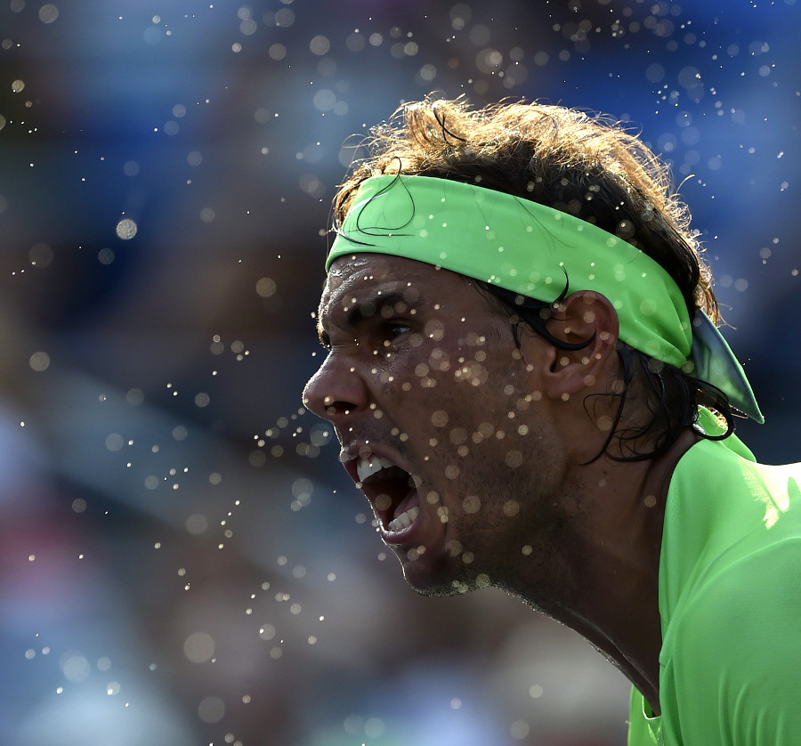 El español Rafael Nadal responde una bola del argentino Diego Schwartzman, durante el partido de la tercera jornada del Abierto de Estados Unidos que 