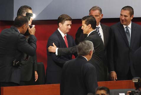 El gobernador Rodrigo Medina de la Cruz saludó al Presidente en la ceremonia. 