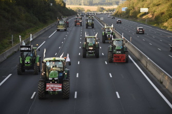 Un grupo de agricultores participa en el bloqueo de la autopista A10 hacia París, cerca de Saint-Arnoult-en-Yvelines