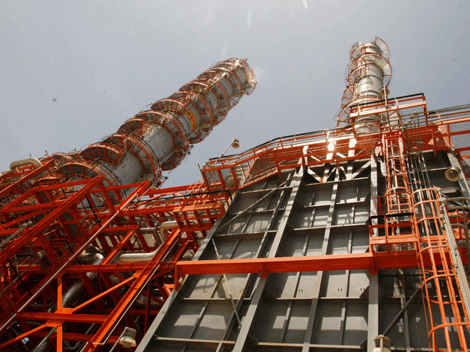 La intención es que la refinería cumpla los estándares ecológicos, afirman.