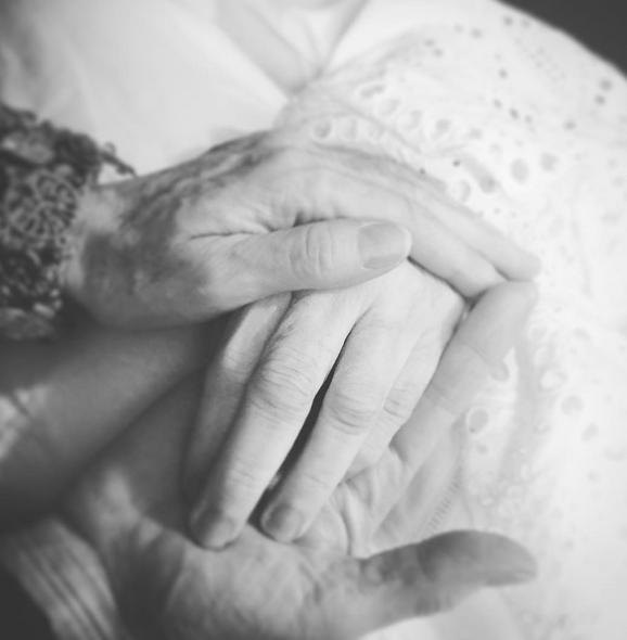 La cantante Yuri dio a conocer la muerte de su madre.