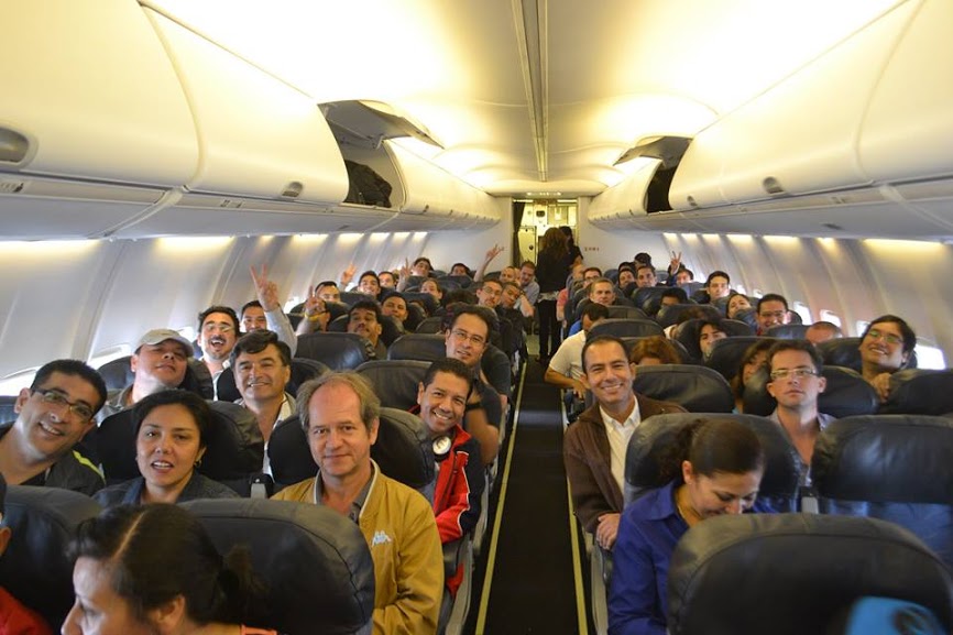 La OFJ publicó a través de su página oficial de Facebook fotos de sus integrantes a bordo del avión 