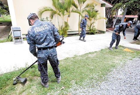 En las pasadas vacaciones, elementos de la Gendarmería remozaron algunas escuelas de Oaxaca.