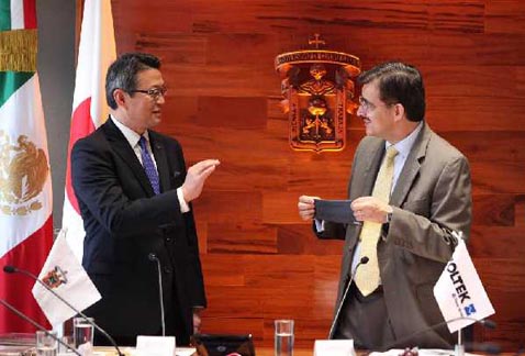 El rector de la UdeG, Tonatiuh Bravo Padilla, recibió una pieza de fibra de carbón del presidente de Zoltek