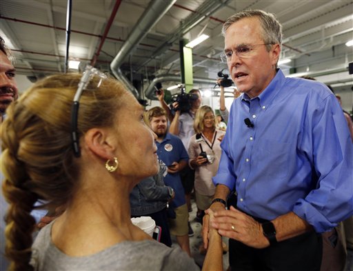 Jeb Bush saluda a una simpatizante durante un evento con empleados de la Foss Manufacturing en Hampton, New Hampshire