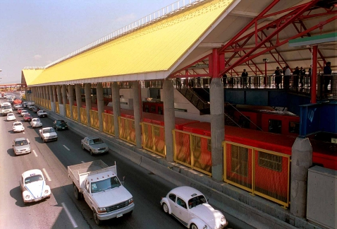 La Línea B del Metro conecta al Distrito Federal con el Estado de México. Imagen captada el 29 de noviembre de 2000.