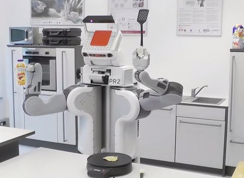 El robot está aprendiendo a hacer pizza y hot cakes mediante instrucciones en internet. 