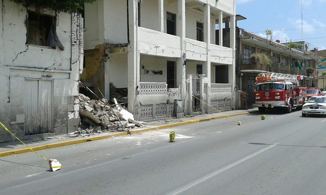 El edificio quedó sobre parte de la banqueta y de la avenida Hidalgo.