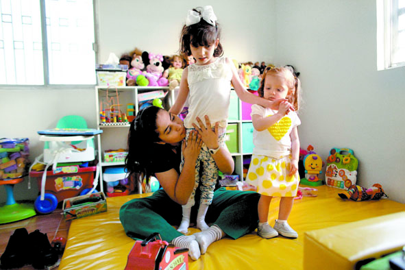 Graciela y su hermana Valentina con su mamá.