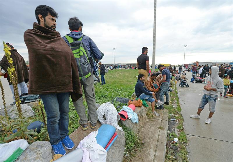Refugiados procedentes de Hungría descansan en el puesto fronterizo austriaco de Nickelsdorf, en el estado de Burgenland