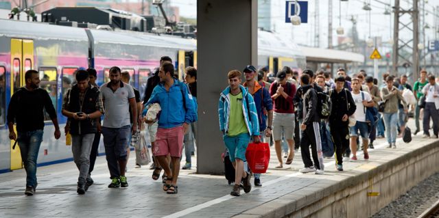 El primer tren especial con 450 refugiados procedentes de Hungría llegó hoy a Múnich, en el sur de Alemania, tras atravesar Austria, informó la policí