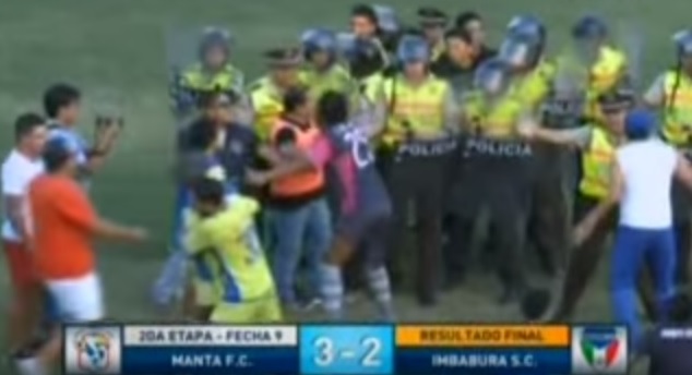 Golpean a árbitro aficionados en segunda división de Ecuador 