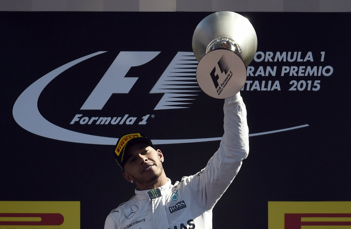 Hamilton levantando el cetro del GP de Italia 