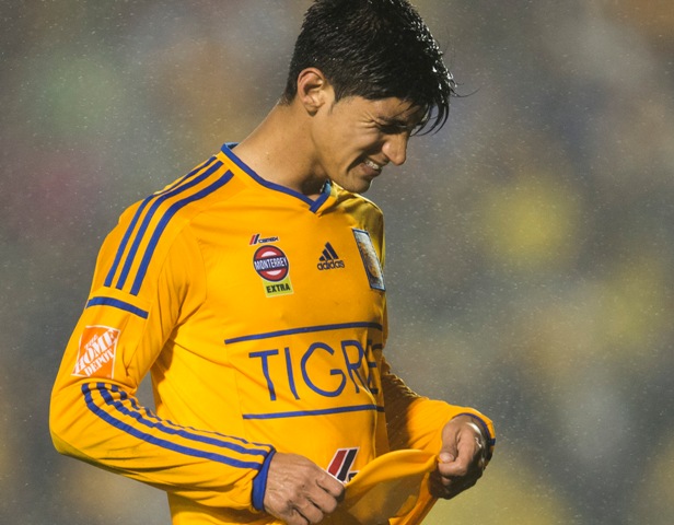 Alan Pulido, delantero mexicano, podría ser sancionado tras el fallo del Tribunal de Arbitraje