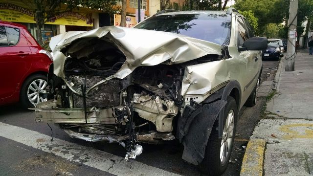 La camioneta sufrió daños en la parte delantera al impactarse contra un tráiler en avenida Xola.