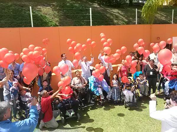 En conmemoración del día mundial de la distrofia muscular de Duchenne pacientes y personal del CRIT occidente lanzan globos 