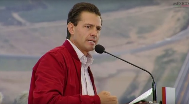Enrique Peña Nieto durante la inauguración del Camino a Zona industrial en Puebla.