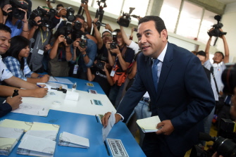 Jimmy Morales, candidato a la presidencia por el Frente Nacional de Convergencia (FCN), vota en Mixco, a 19 km de Ciudad de Guatemala