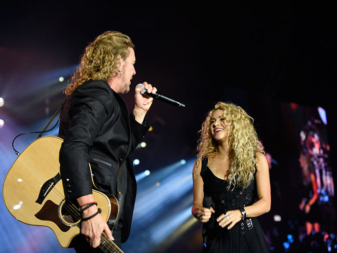 Maná y Shakira juntos en el escenario. 