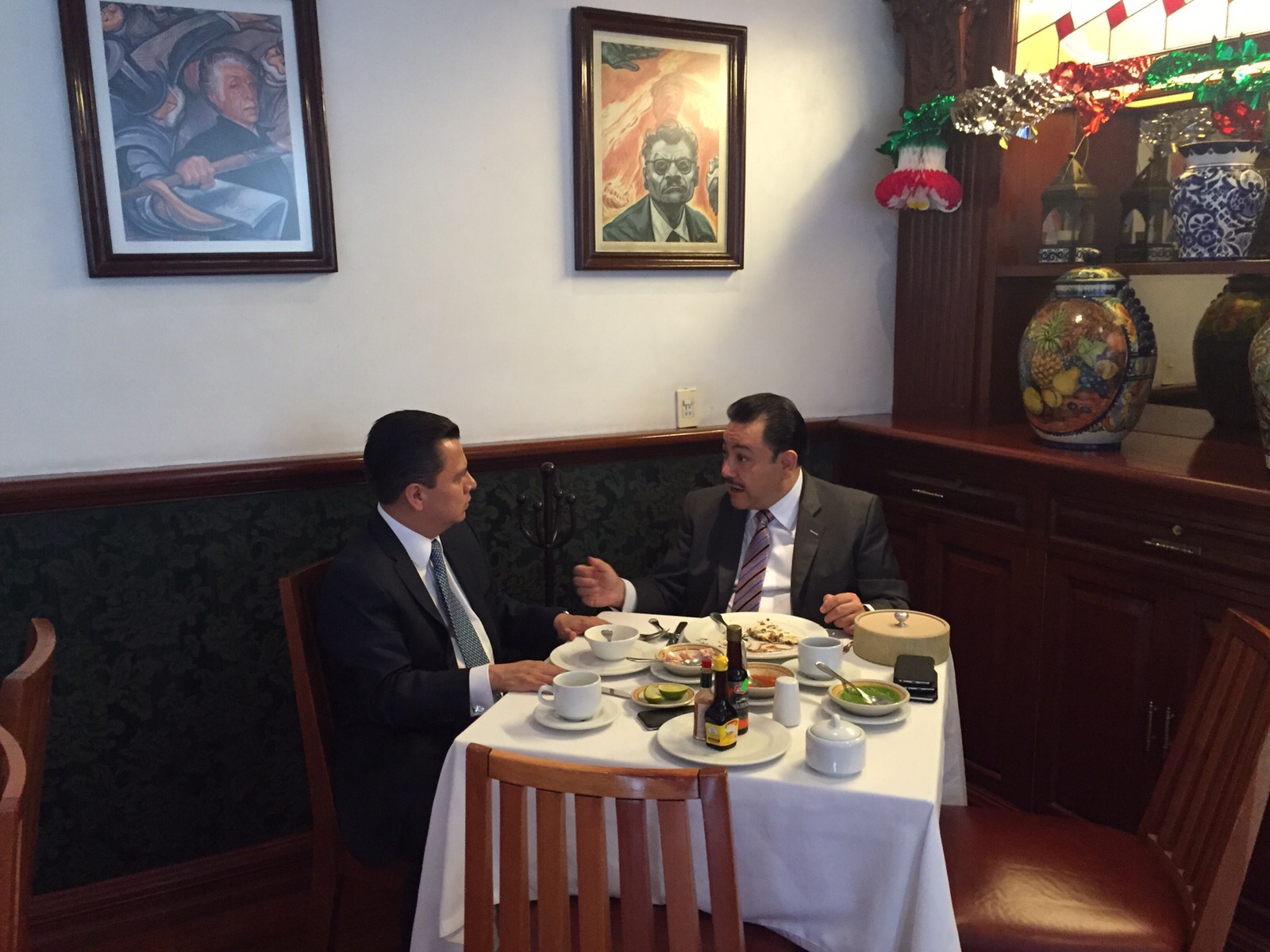 Manuel Granados, consejero jurídico y Servicios Legales, y Héctor Serrano, secretario de Movilidad, se reunieron esta mañana para hablar sobre dos reg