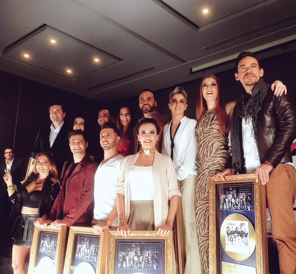 Ov7 y Kabah recibiendo su disco de oro. 