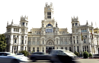 "Refugees Welcome" (Bienvenidos Refugiados) dice la pancarta en el ayuntamiento de Madrid, dirigido por la izquierdista Manuela Carmena