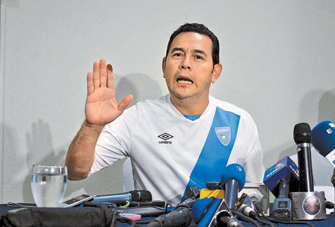 El candidato más votado en la primera vuelta es un cómico muy querido por la población.