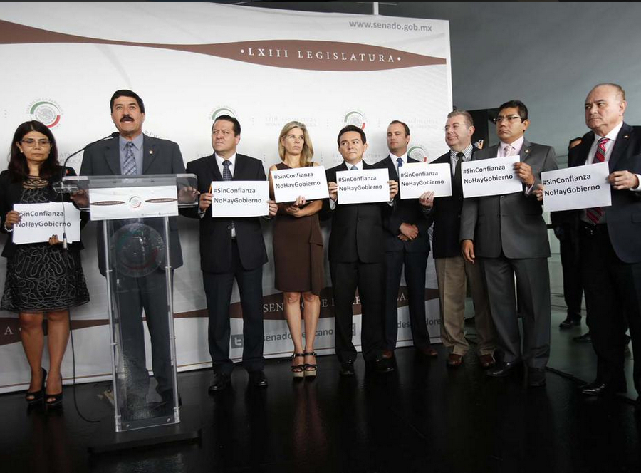 La conferencia de prensa estuvo encabezada por el coordinador del PAN en el Senado, Fernando Herrera. 